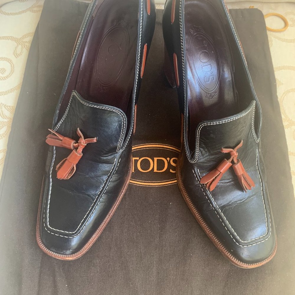 Tod's Leather Pump, Black with red tassels, 39 1/2, 3 inch heel